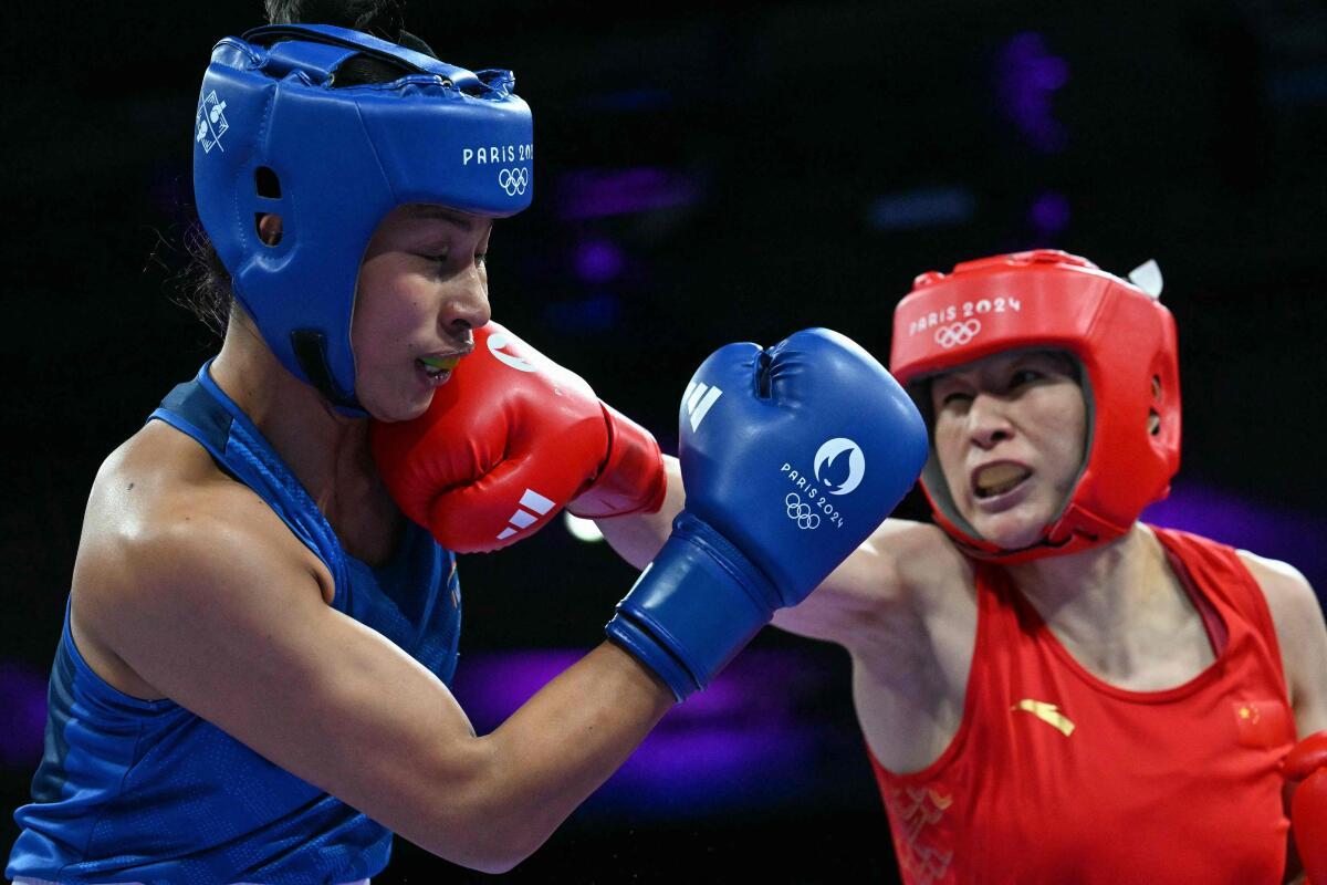 Lovlina Borgohain (màu xanh) của Trung Quốc và Ấn Độ thi đấu trong trận đấu quyền anh tứ kết 75kg của phụ nữ trong Thế vận hội Olympic Paris 2024. Lovlina Borgohain (màu xanh) của Trung Quốc và Ấn Độ thi đấu trong trận đấu quyền anh tứ kết 75kg của phụ nữ trong Thế vận hội Olympic Paris 2024.
